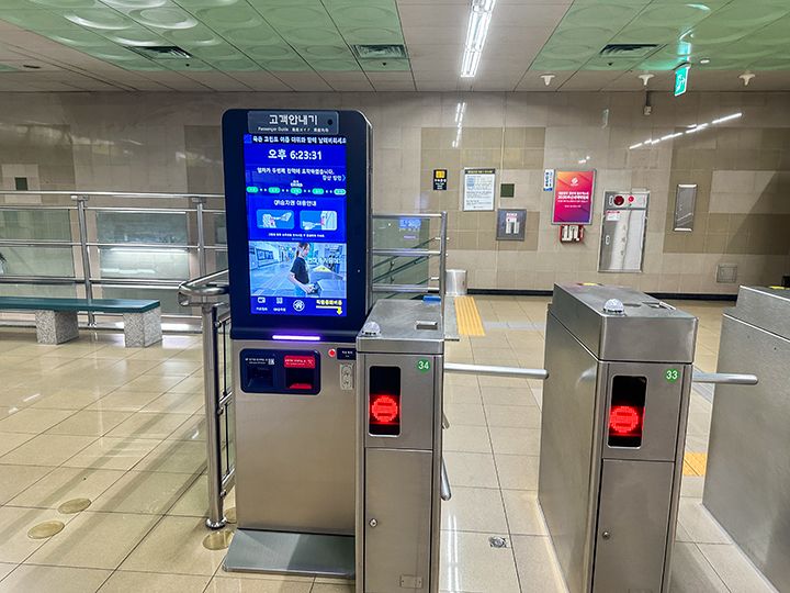 改札横の案内機