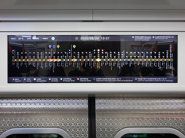 電車内モニターにも停車駅の案内が表示
(形式は路線によって異なる)