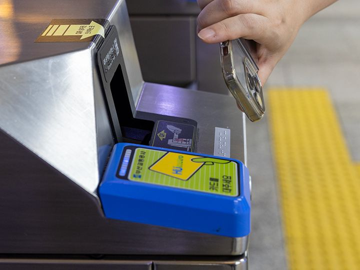 9.乗車時は改札のQRセンサーにかざす