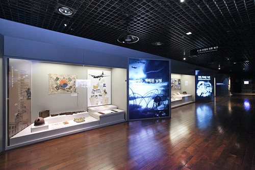 朝鮮戦争の資料や写真が並ぶブース