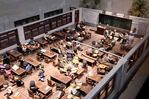 1950年代の国民学校(初等教育機関)の教室の様子