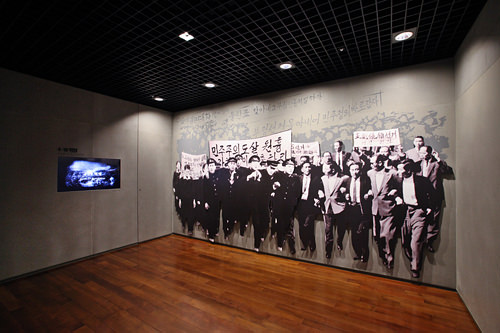 1960年の4・19革命(不正選挙に民衆が反発した事件)を紹介するコーナー