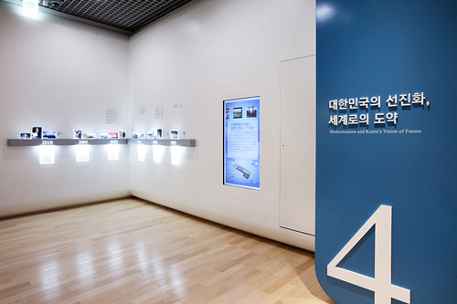 年表と主要出来事の写真が並ぶ