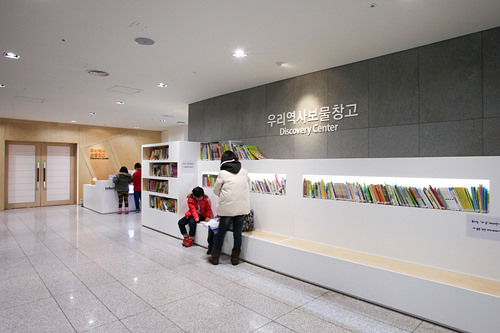 待機空間には児童書がずらり