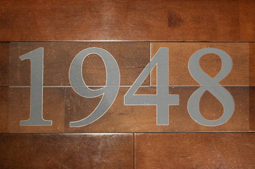 床にプリントされた年代