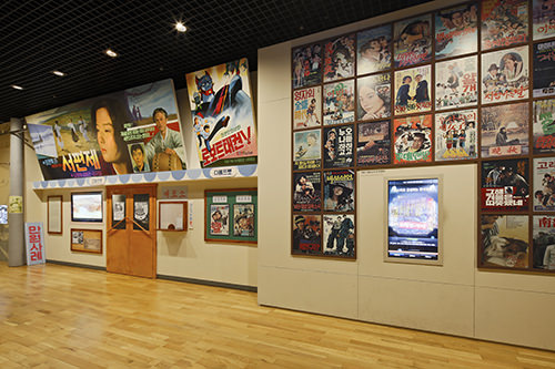 60~70年代の映画館を再現、隣には当時の映画ポスターも