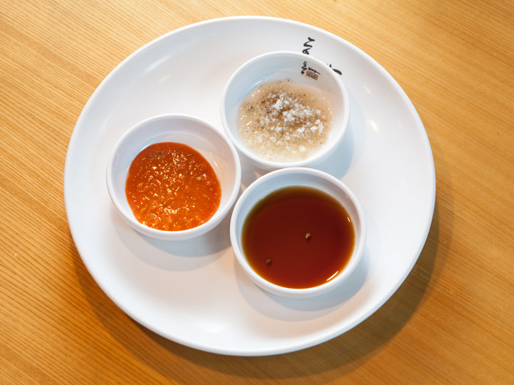 付けダレ(左から時計回りにサムジャン、ごま油と塩、醤油ベースのタレ)