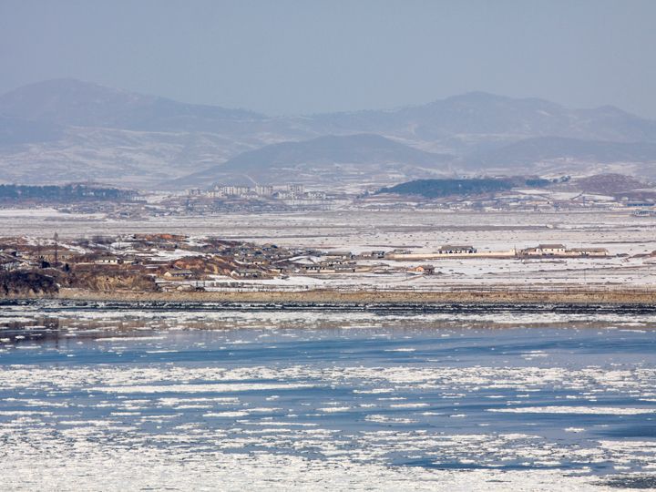 民家や寄合施設が見える
