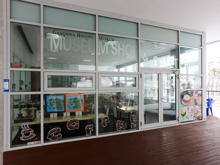 カフェ併設のミュージアムショップ