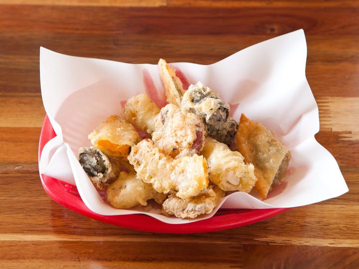 サイドメニューの天ぷら(13種類の材料で作ったシークレット天ぷら粉を使用)