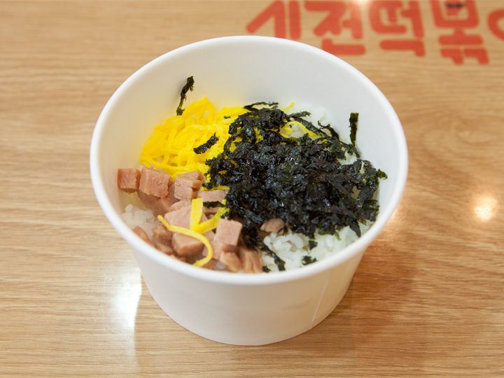 スパムマヨカップ飯はトッポッキソースをかけて召し上がれ