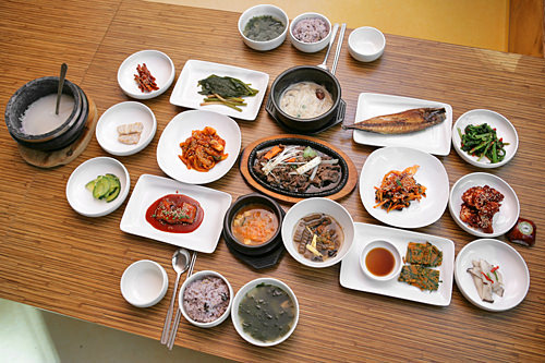 テーブルいっぱいのおかず