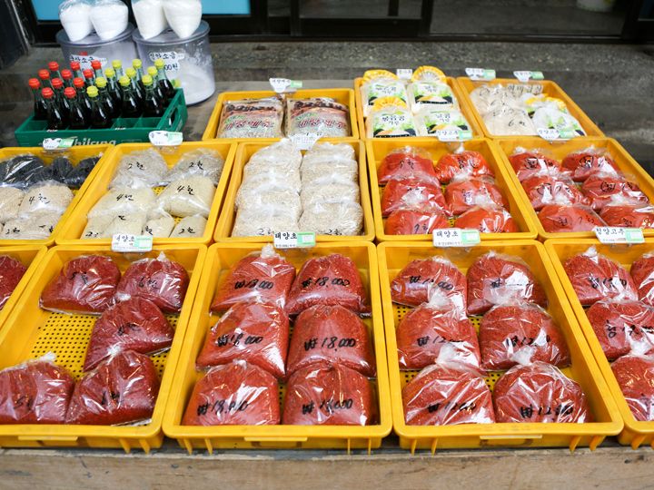 製粉機でひいたばかりの唐辛子粉