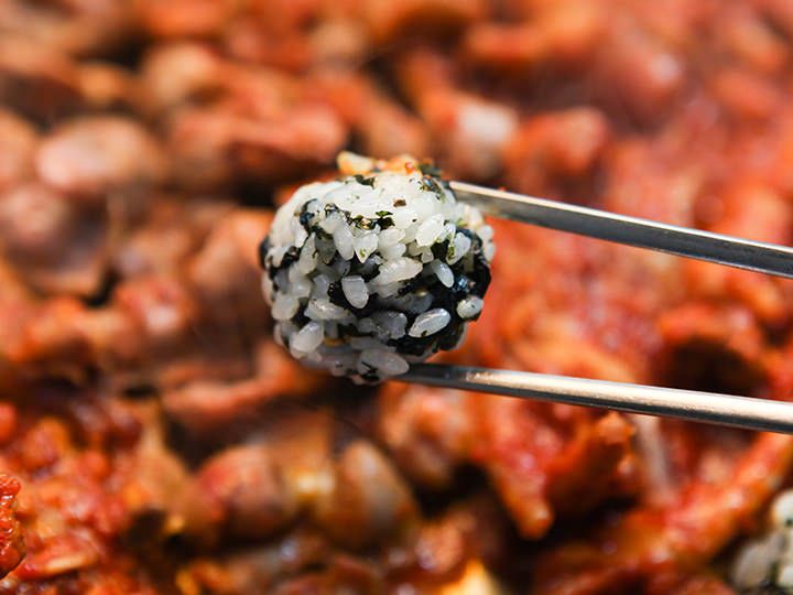 チュモッパッは訪問客が自ら手のひらの上で小さく握って食べる