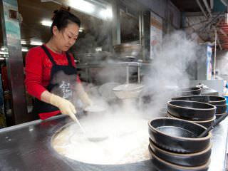 お店の外ではスープが煮込まれています
