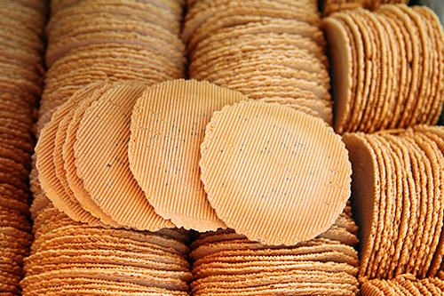 エゴマせんべい
エゴマの粒たっぷり、ギザギザ模様