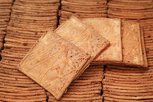 四角せんべい
軽い歯ざわりでゴーフルのよう