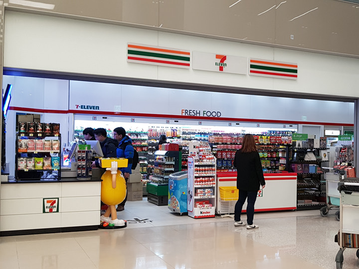 第2ターミナル
1階入国フロア、3階出国フロアなど
「セブンイレブン」(写真)
年中無休、24時間