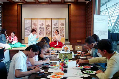 第1ターミナル「韓国伝統文化体験館」
外国人のみ体験可(フライト時間によって、体験できないこともあります)。