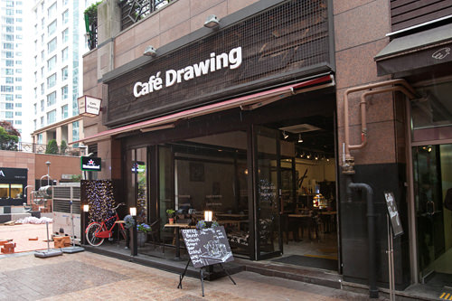 Cafe Drawing
「シンプルヴィンテージ」がコンセプトのカフェ。タルトやケーキなどデザートが人気。店内で上映される映画を見ながらくつろいで。