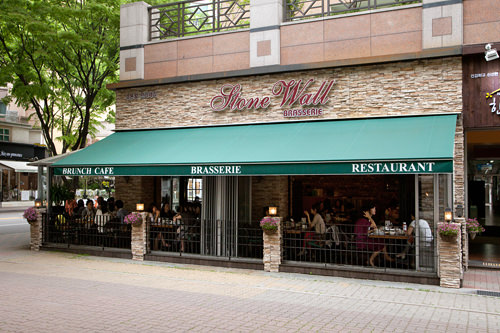 Stone Wall Brasserie
ウォーカーヒルホテルで腕を振るったシェフが営むブランチカフェ。レンガを用いた温かみのある店内でくつろぎのひと時を。