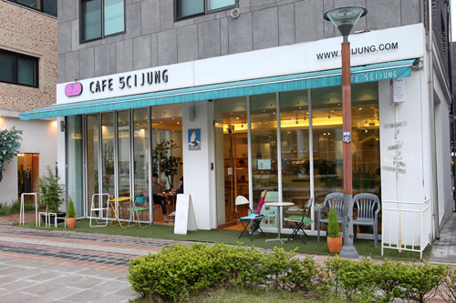 Capuccin Okitchen
(旧CAFE 5CIJUNG)
キュートな小物が店内を飾るカフェ。飲み物を注文すると手作りスコーンを無料で提供。散策の合間にひと息つける空間です。
※外観写真は以前のものです。