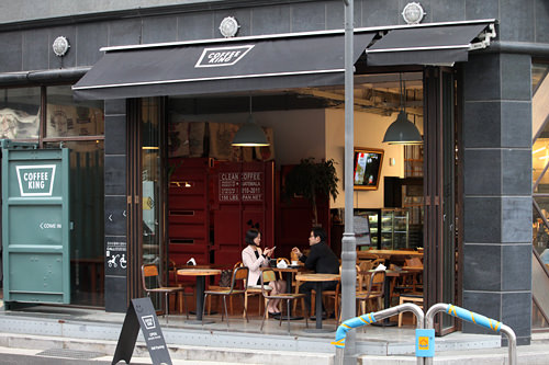 ヨルメ(チョン・ユミ)にジフンが花束を渡すシーンで登場
(ロマンスが必要2)