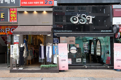 ファッションショップも充実