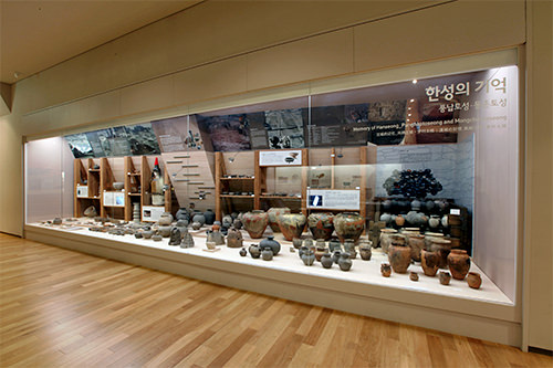 風納土城と夢村土城の跡地で
発掘された遺物の数々