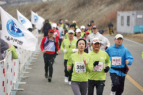 マラソンの給水所に
バナナや水とともに給水所に!
走りながらパクッ