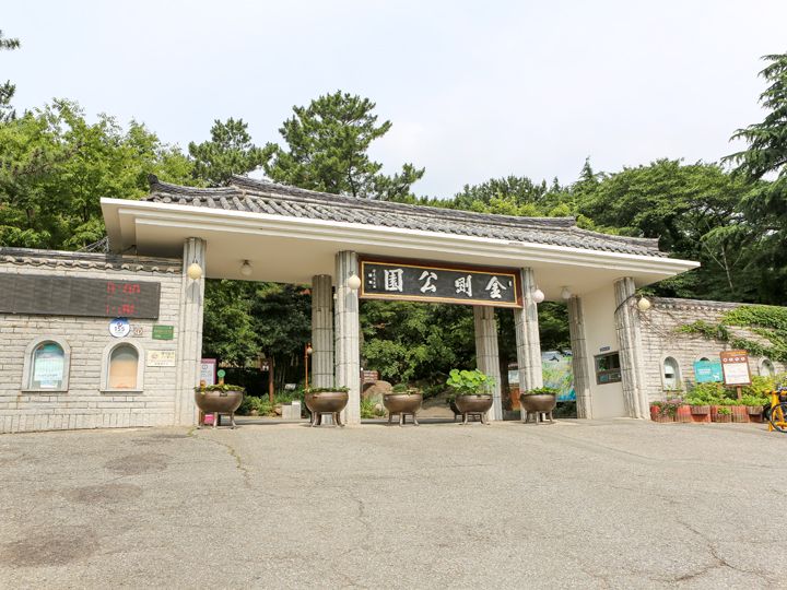 多くの歴史的建造物が残る金剛公園