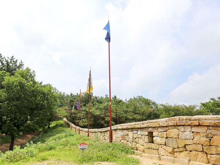 門の上からは続く山城を見渡せます