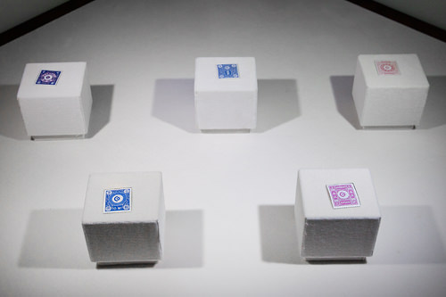 1884年に発行された韓国初の切手
(左上から時計回りに100文、50文、25文、5文、10文)