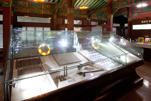 日付印や天秤、定規などが並びます