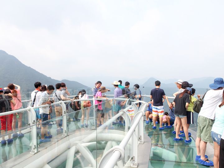 ガラス張りの展望台「スカイウォーク」