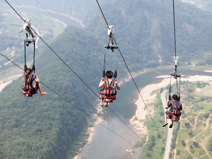 高台から一気に急降下「ジップワイヤー」