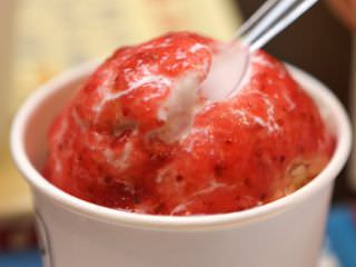 オーガニックのイチゴシロップを牛乳と混ぜて作ったアイスクリーム「ストロベリーバルサミコ」