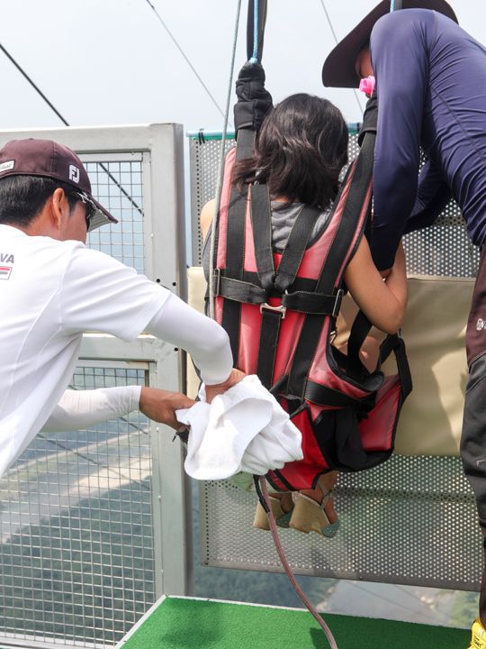 ハーネスをつけて準備。
脱げやすい靴や荷物は後ろのポケットへ