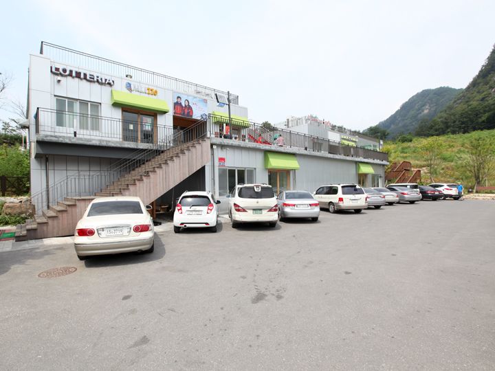 カフェや飲食店、休憩施設が入った建物