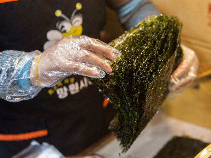 韓国海苔は店頭であぶっていたり、好みのサイズにカットしてくれることも