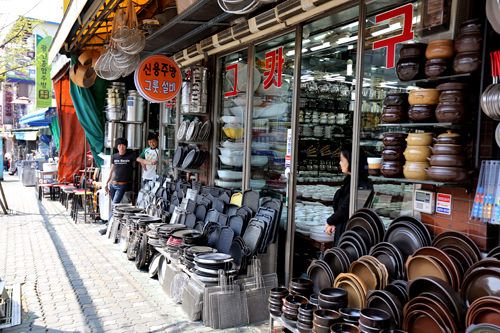 昔ながらの道具屋街の風情が残る黄鶴洞