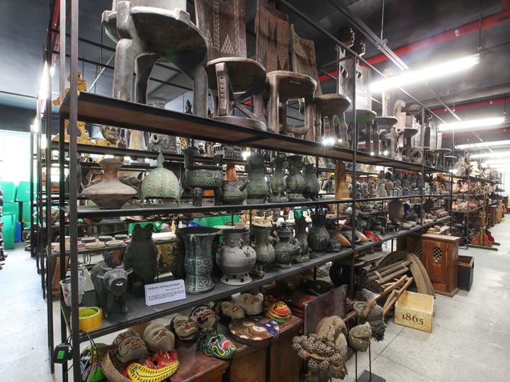 ずらりと並ぶ美術品