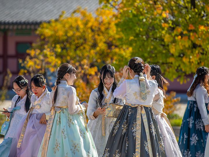 紅葉とチマチョゴリが素敵