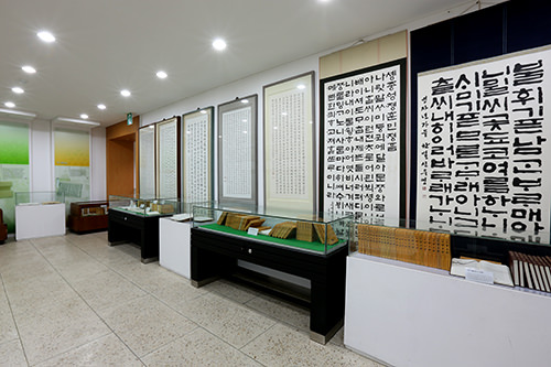 歴史資料や書道作品が並びます