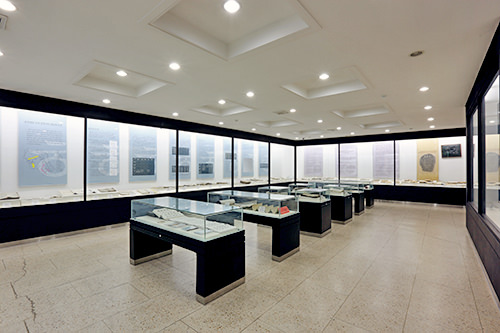 歴史的文献を展示