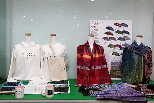 ハングルがプリントされたトレーナーやマグカップなど