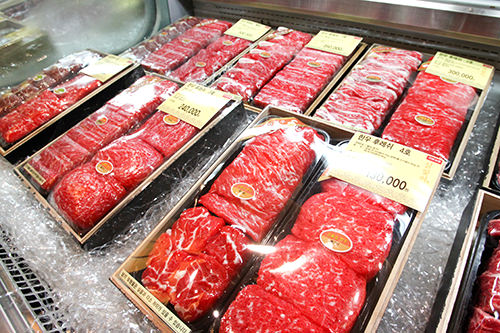 牛肉
価格の目安:100,000~3,000,000ウォン
感謝の気持ちを肉に込めて…豪華に韓国産カルビセットを贈ります。