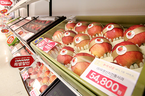 果物
価格の目安:50,000~300,000ウォン
リンゴや梨など、腐りにくい季節の果物の詰め合わせが人気。