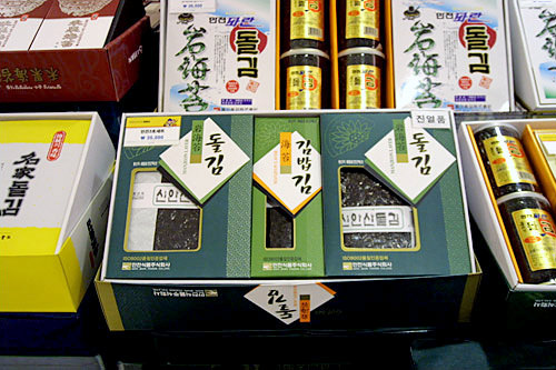 韓国海苔

価格の目安：20,000～300,000ウォン

お手ごろなものから、高級天然岩海苔まで名節にも愛される韓国海苔。