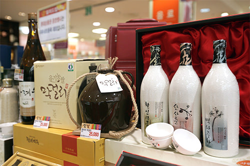 お酒

価格の目安：5,000ウォン～100,000ウォン 

年配の方が好む韓国伝統酒からウィスキー、ワインなど高級なお酒が人気。